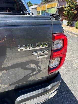 TOYOTA HILUX 2.8 D-4D TURBO DIESEL CD SRX 4X4 AUTOMÁTICO